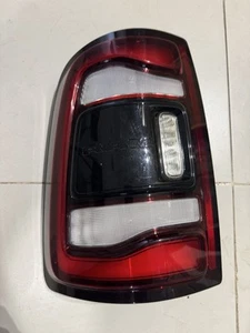 Dodge RAM 2500 3500 LH 2019 2020 2021 2022 23 24 luz trasera LED negra OEM CON BLIS - Imagen 1 de 8
