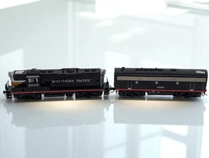 Athearn G62415 HO Scale Southern Pacific GP9 Diesel Locomotive #5629 & Car #8092 - Picture 1 of 16