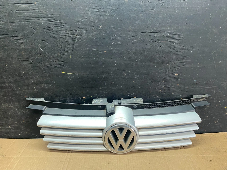 Parrilla superior delantera cromada OEM v2509 DG Volkswagen Jetta 1999-2005 Foto 1 de 4