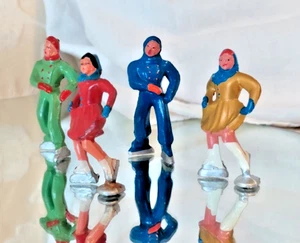 Set 4 statuine natalizie pattinatori Barclay vintage piombo blu oro rosso verde EXC - Foto 1 di 5