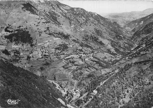 9 CUFLENS PANORAMABLICK AUS DER LUFT AUF CUFLENS UND SET - Bild 1 von 2