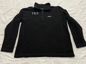 Usado en excelente estado! Patagonia Hombre Grande Tau Kappa Epsilon TKE 1/4 Cremallera Manga Larga Vellón - Imagen 1 de 7