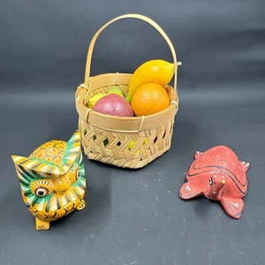 Juego de estatuillas de madera talladas y pintadas a mano - búho, tortuga, cesta de frutas - arte popular - Imagen 1 de 5