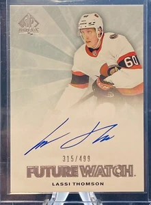 2021-22 SP Authentisch 2011-12 Retro Zukunftsuhr Auto #RFWA-LT Lassi Thomson/499 - Bild 1 von 2