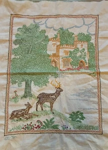 Vintage 1940er Original Handarbeit Nadelarbeit Reh, Rehkitz, Wald & Schloss Wandteppich - Bild 1 von 8