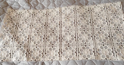 Plauener Spitzendecke aus Omas Wäschetruhe, rechteckig, wollweiß, 60x30 cm - Bild 1 von 3