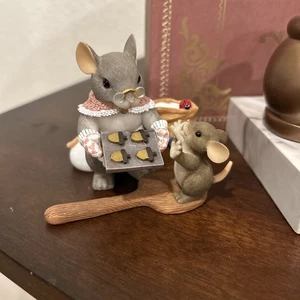 Charming Tails Figurines: You Bake Me Happy - 89/137** - Picture 1 of 5