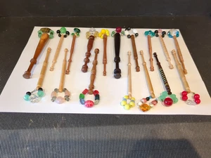 17 EINZELNE VINTAGE HOLZ & ANDERE SPITZENKLÖPPELN MIT FARBIGEN PERLEN - Bild 1 von 4