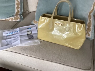 LOUIS VUITTON WILSHIRE 7"H 4” D 11,75 W. BOLSO DE MANO AMARILLO SERIE EXC # M1142 Foto 1 de 4