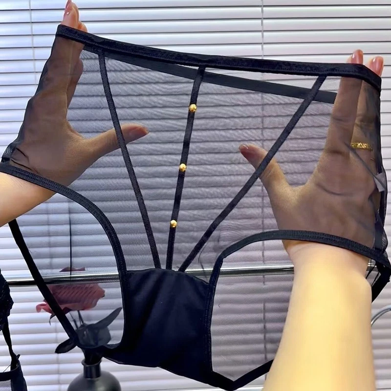 Порно күйеуі әйелін досының әтешін сорғызуға мәжбүрлеген