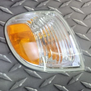 TRQ SLA87380 Fits 2005-2006 Toyota Tundra Right Front Turn Signal Corner Light - Picture 1 of 10