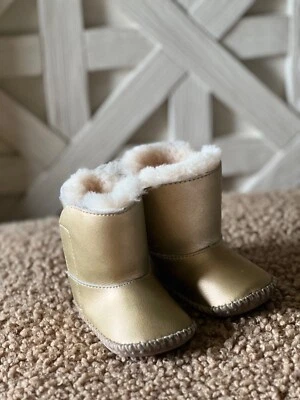 Ugg Australia Gold Cassie 金属靴,尺寸 2-3 — 第 1/3 张图片