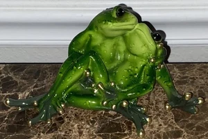 Frog Couple Holding Each Other Resin Sculpture Home Decor Tabletop Figurine - Picture 1 of 2