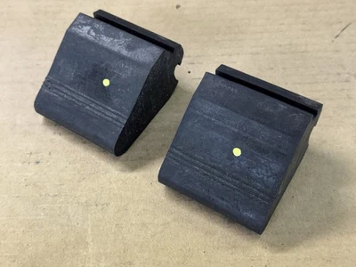 87-93 Ford Mustang Body Stop suportes de borracha 8.8 eixo traseiro carcaça parte inferior do fabricante de equipamento original - Imagem 1 de 4