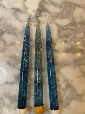 复古 Lucite 蜡烛蓝色银色片套装 3 锥 8 英寸 MCM 树脂 — 第 1/4 张图片
