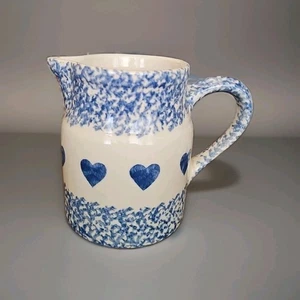Werkstatt von Gerald E Henn Country blau Herz Schwamm Geschirr Keramik Krug 5,25" - Bild 1 von 7