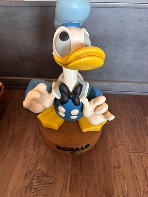 Figura Pato Donald Figura Grande Disney con Base Estatua Tienda Exhibición Foto 1 de 4