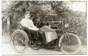 Motorrad mit Frau im Seitenwagen - Bild 1 von 2