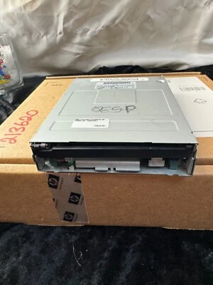 Compaq Samsung 3.5" 1.44 MB Floppy Disk Drive SFD=321B - Image 1 of 3