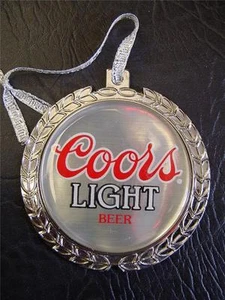ORNAMENTO COLGANTE DE METAL COORS CERVEZA LIGHT PLATA 2.5" NUEVO - Imagen 1 de 1