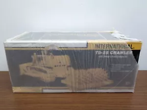 First Gear International #70-0155 TD-25 Crawler with Sheep Foot Compactor 1/25 - Picture 1 of 2