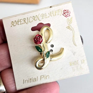 Vintage RAZZA Anfangsbuchstabe L Rose Emaille goldfarben Pin 1-1/8" in Karte - Bild 1 von 7