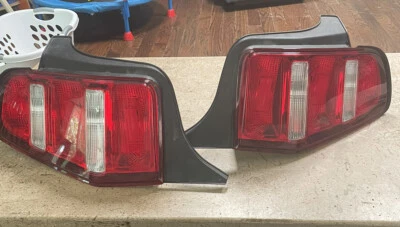 Par de luces traseras halógenas/LED laterales derecho e izquierdo Ford Mustang 2010 2011 2012 OEM 10 Foto 1 de 4