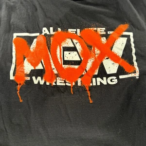 Jon Moxley T-shirt Size Large Mox Spray Paint Design Pro Wrestling Tees AEW Logo - Foto 1 di 17