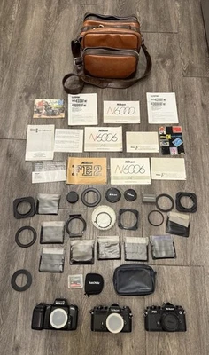 Lote de 3 cámaras Nikon FE FE2 N6006 cuerpo y accesorios manuales estuche paquete Foto 1 de 4