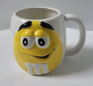 Taza de cerámica esculpida 3D amarilla M&M's extra grande 32 oz por Galerie - Imagen 1 de 11