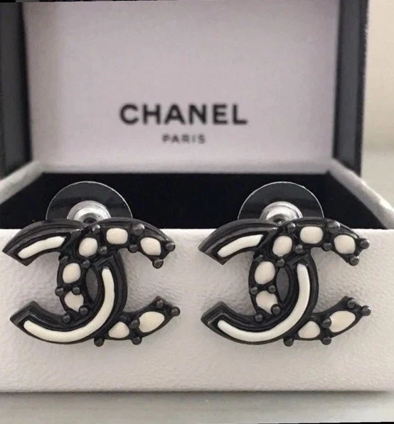 Pendientes Chanel 2012 CC Paris Bombay blanco y negro/metal armado Foto 1 de 4