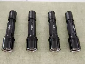 Bisel liso linterna táctica original SolarForce L2, negro brillante, excelente en excelente estado - Imagen 1 de 15