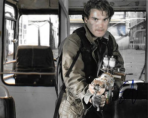 GFA The Darkest Hour * EMILE HIRSCH * Signed 8x10 Photo AD2 COA - Picture 1 of 1