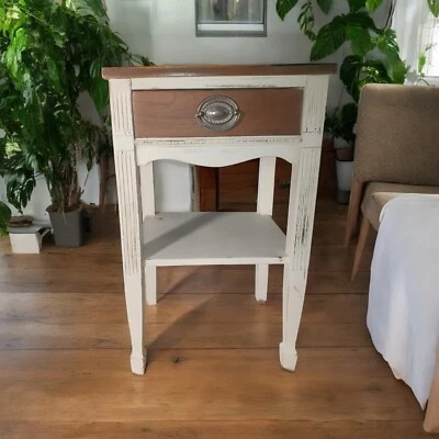 Mesa auxiliar antigua de mesita de noche envejecida de madera maciza Foto 1 de 4