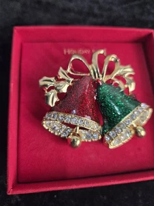 Nuevo en caja Broche Macy’s Holiday Lane Campana Brillo Para Mujer Estrás Prendedor de Navidad - Imagen 1 de 6
