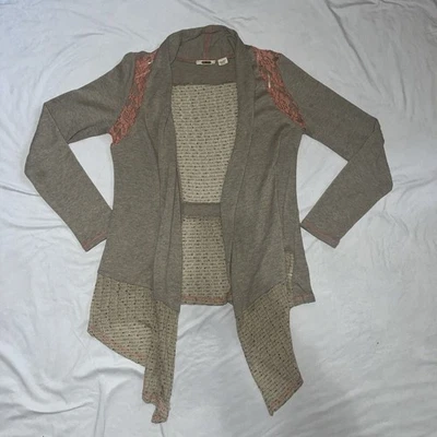 Cárdigan Miss Me Hebilla Talla L Grande Tostado Y Coral Dobladillo Mordedura de Tiburón Foto 1 de 4