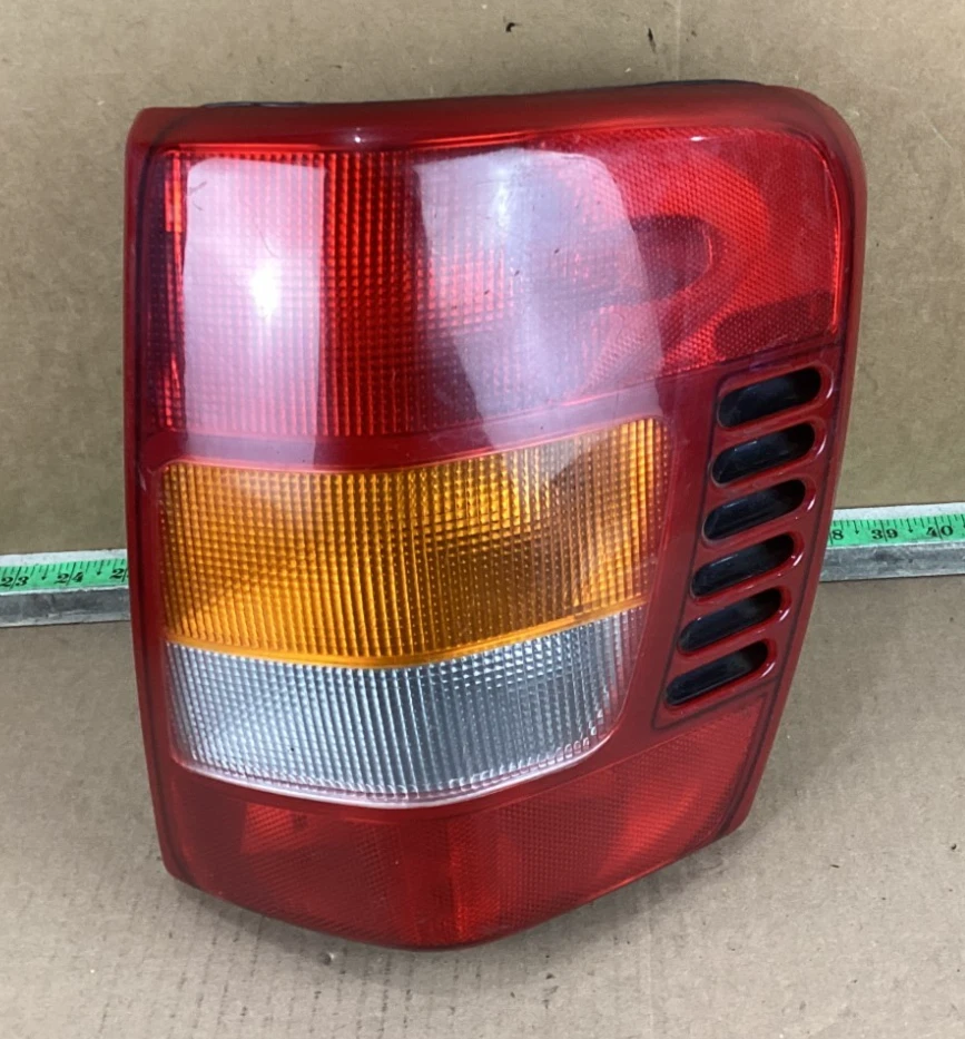 Conjunto de luces traseras laterales para pasajero trasero derecho Jeep Grand Cherokee 1999-2002 OEM Foto 1 de 4