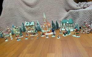 Dickensville Collectibles Porzellan Weihnachten beleuchtete Häuser & Zubehör  - Bild 1 von 11