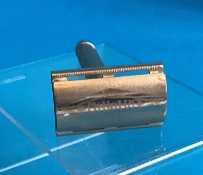 Vintage Gillette Travel Tech silver plated, made in US, razor, shaving. - Image 1 of 4