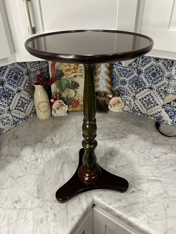 BOMBAY CO Diminutive Mahogany Pedestal Accent Table Pie Crust Three Way 1998 059 Cover