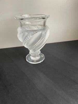 Vase sur pied en Cristal clair et satiné LALIQUE Ermenonville - Photo 1/2