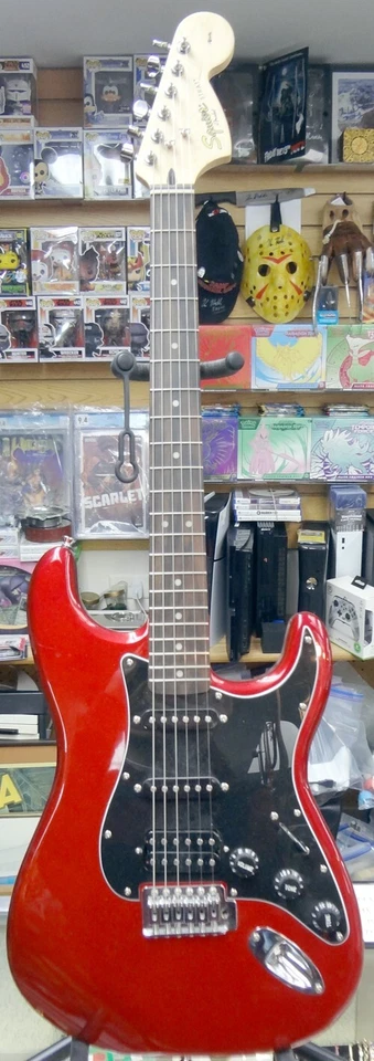 Guitarra Eléctrica Fender Squier Affinity Strat Candy Roja Manzana Protector de Selección Negro Foto 1 de 4