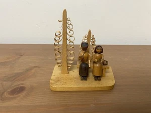 Erzgebirge Couple on Bench Wooden Scene Figure (tall tree damaged) - Picture 1 of 5