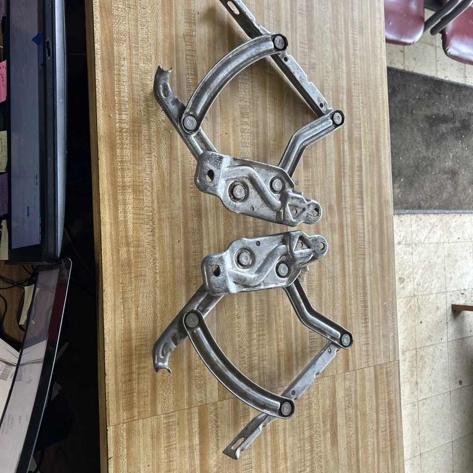 1963 / 1964 Chevy Impala Hood Hinges and Hinges LH And RH Foto 1 de 4