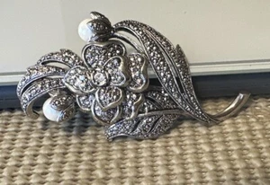 Spilla vintage KJL Kenneth Jay Lane per Avon argento t strass fiore perle - Foto 1 di 6