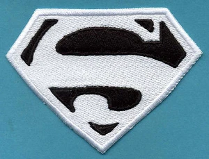 Parche de hierro con logotipo ""S"" pequeño bordado blanco y negro de Superman de 3"" x 4 - Imagen 1 de 3
