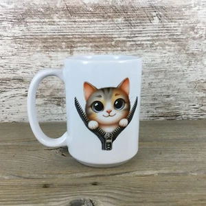 Taza de café de cerámica Cat Peeking from Zipper Design de 15 oz - Imagen 1 de 3