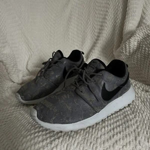 Nike Roshe One Women’s Trainers Cool Grey Platinum Pattern UK 5.5 - Picture 1 of 10