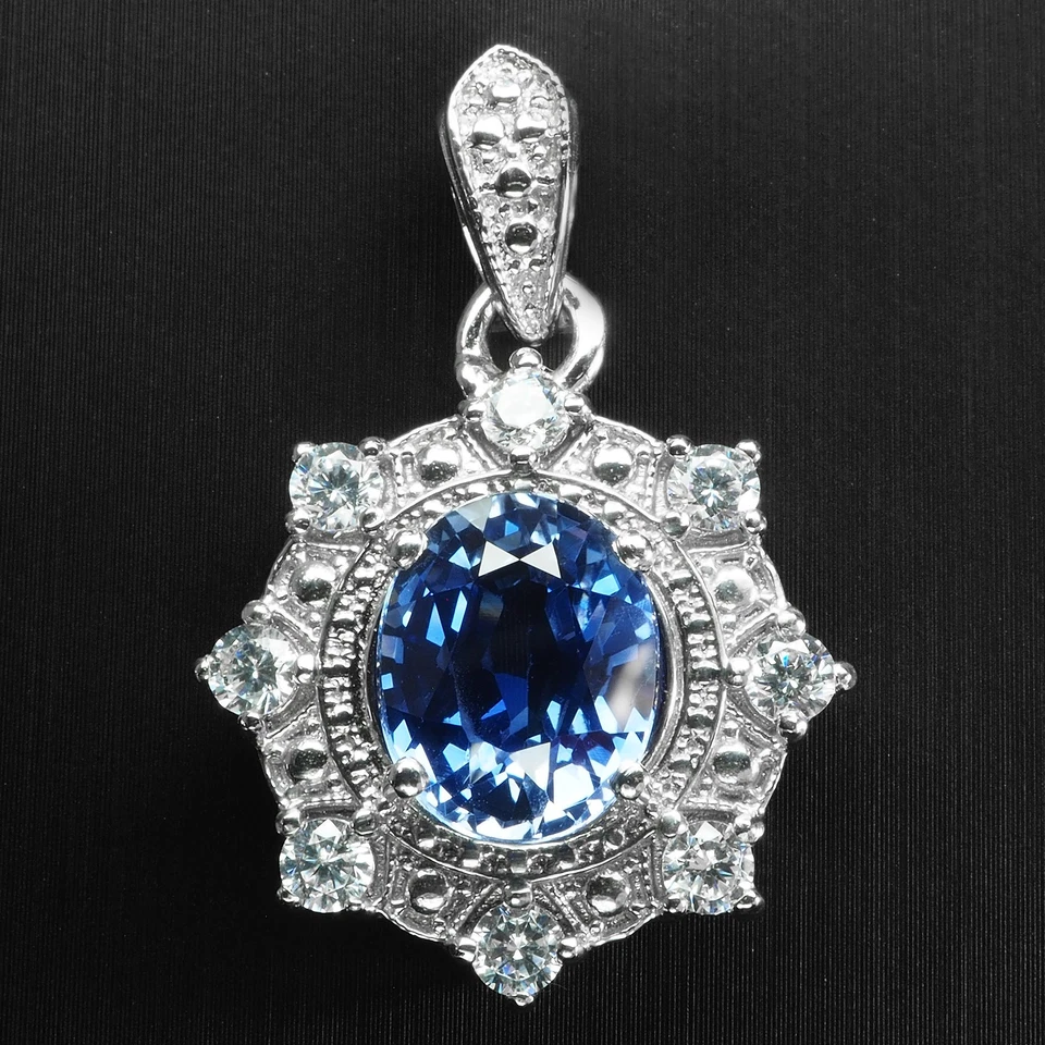 Delicados colgantes de oro blanco de plata de ley 925 ovalados de zafiro azul real de 5,45 quilates Foto 1 de 4
