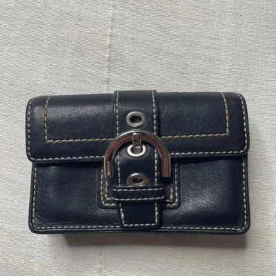 Cartera Coach Mini de cuero negra con hebilla plateada Foto 1 de 4